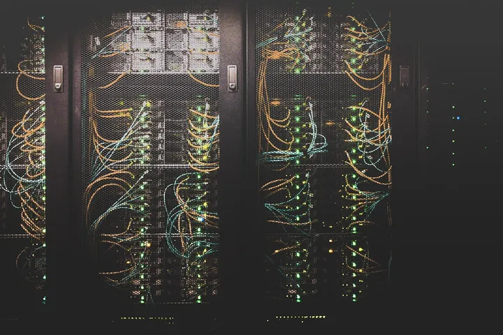 Netzwerk-Kabel und Serverraum, symbolisch für Datenfluss und Schnittstellen