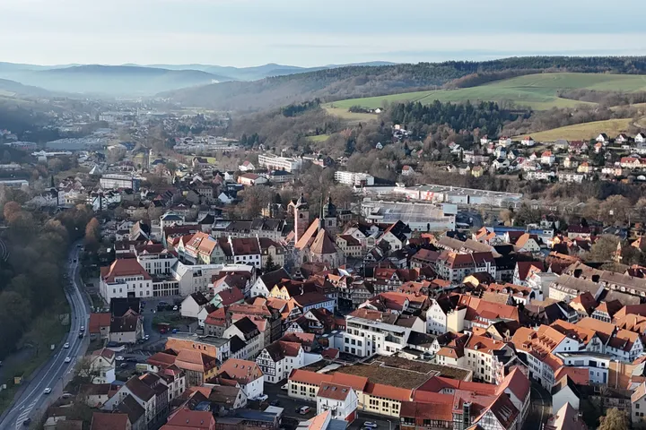 Schmalkalden aus der Luft, Thüringer Wald, symbolisch für Region und Erreichbarkeit