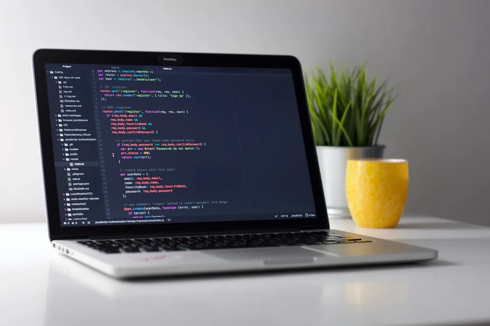 Mehrmonitor-Arbeitsplatz für Webentwicklung