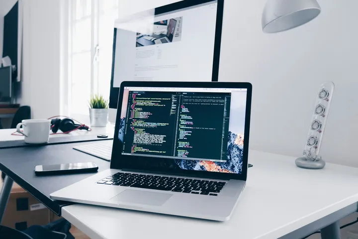 Laptop mit Programmcode auf dem Bildschirm