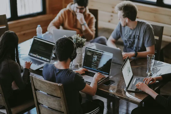 Team bespricht gemeinsam ein Projekt am Schreibtisch